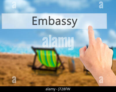 Embassy - Mano premendo un pulsante sul fondo sfocato concetto . Business, tecnologia internet concetto. Stock Photo Foto Stock