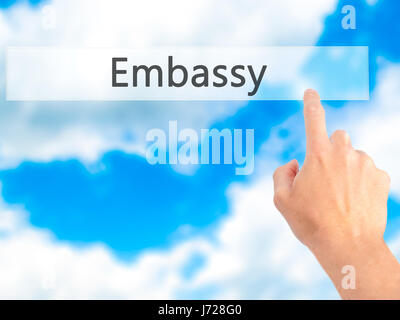 Embassy - Mano premendo un pulsante sul fondo sfocato concetto . Business, tecnologia internet concetto. Stock Photo Foto Stock