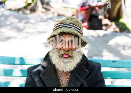 Uomo cubano, cubana, Vagabondo Vagabondo cubano, la povertà a Cuba, funny vecchio uomo cubano, divertente, uomo spuntavano lingua, Cuba, La Habana, cubana, divertente Foto Stock