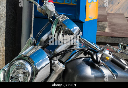 Motociclo sorge sulla strada a Mosca Foto Stock