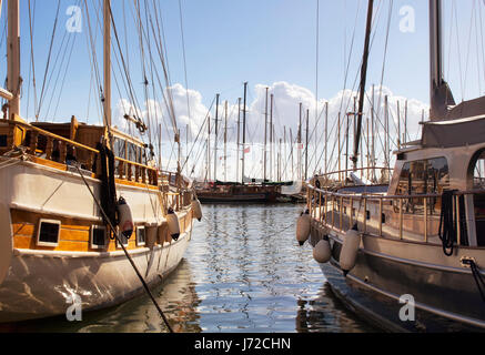 Vista delle barche di legno parcheggiato a Bodrum marina in una tranquilla giornata d'autunno. Foto Stock