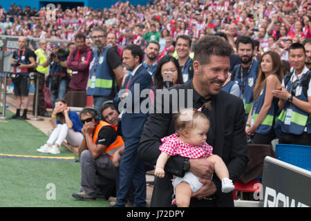 Madrid, Spagna. 21 Maggio, 2017. Simeone whit la sua figlia. Credito: Jorge Gonzalez/Pacific Press/Alamy Live News Foto Stock