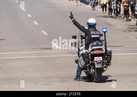 Montreal, CA - 20 Maggio 2017: funzionario di polizia sulla moto durante il Royal de Luxe Visualizza Foto Stock