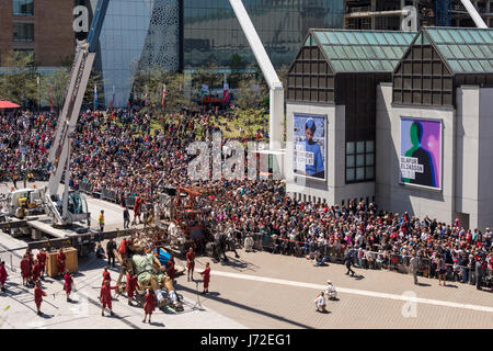 Montreal, CA - 20 Maggio 2017: Royal de Luxe giganti come parte delle celebrazioni del 375 anniversario di Montreal Foto Stock