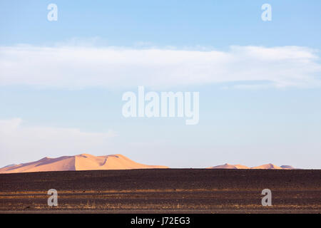 Dune e deserto vicino a Merzouga, Marocco Foto Stock