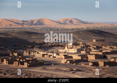 Dune e il tramonto in un piccolo villaggio, Mtis village, Errachidia Provincia, Meknes-Tafilalet, Marocco Foto Stock