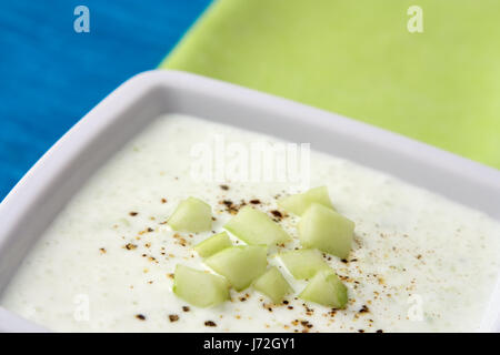 Cetrioli con yogurt in alto Foto Stock