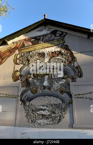 Arte di strada / graffiti a Lisbona, da Pixel Pancho e Vhils Foto Stock