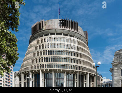 Wellington, Nuova Zelanda - 10 Marzo 2017: Closeup di alveare di governo amministrativo edificio sotto il cielo blu. Un albero verde. Foto Stock