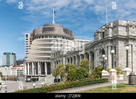 Wellington, Nuova Zelanda - 10 Marzo 2017: Combinazione shot del parlamento nazionale di fronte all'iconico Beehive amministrativi del governo sede, Foto Stock