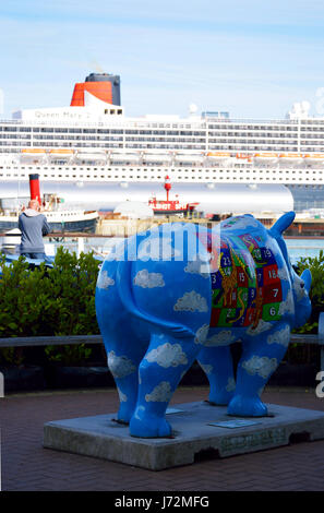 Colorate sculture di rhino che è parte di un art display in città Quay Southampton, Regno Unito Foto Stock