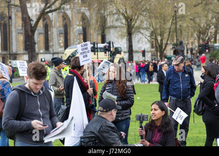 London, Regno Unito - 1 Aprile, 2017. I giovani si riuniscono al di fuori del Parlamento di opporsi al governo la demolizione di abitazioni vantaggi per 18 a 21 anni Foto Stock