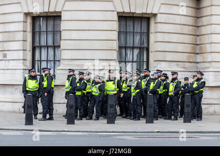 London, Regno Unito - 1 Aprile, 2017: Polizia guardia su Whitehall street durante una manifestazione di protesta contro gli islamisti, ISIS. Forze di polizia sono in standby. Foto Stock