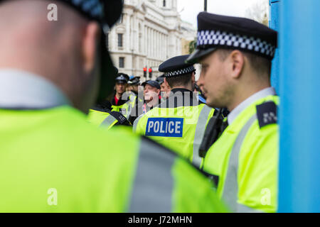 London, Regno Unito - 1 Aprile, 2017. La polizia cerca di tenere in ordine la protesta contro gli islamisti, ISIS. Foto Stock