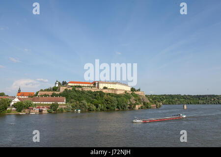 Barge passando di fronte della Fortezza Petrovaradin a Novi Sad Serbia. Questo castello è uno dei simboli della Serbia, il Danubio è il principale asse di nav Foto Stock