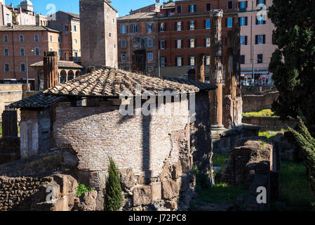 Largo di Torre Argentina è una piazza di Roma, Italia, che ospita quattro romana repubblicana, templi e resti di Pompeo Theatre. Foto Stock