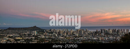 Una vista di Diamond Head e Waikiki al tramonto da Tantalo Drive si affacciano a Honolulu. Foto Stock