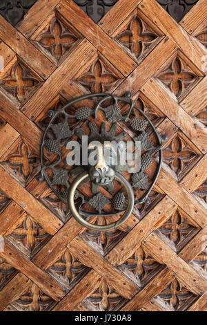 Vecchia porta di legno metallo respingente ornati in faccia animale nel castello di Malbork museum, Polonia, Europa Foto Stock