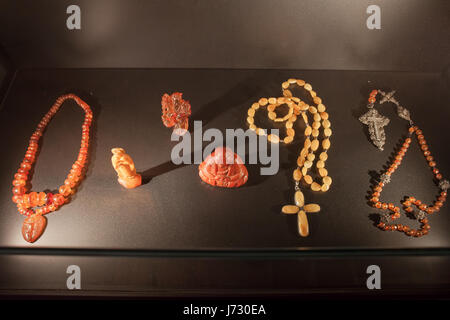 Collezione ambra con tema cristiano religiosi collane e sculture, figurine, mostra nel castello di Malbork museum, Polonia, Europa Foto Stock