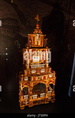 Ambra artigianali uniche, arte antica capolavoro, parte della collezione di ambra mostra nel castello di Malbork museum, Polonia, Europa Foto Stock