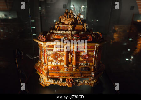 Ambra scrigno capolavoro di Christopher Maucher, circa 1700, parte della collezione di ambra mostra nel castello di Malbork museum, Polonia, Europa Foto Stock