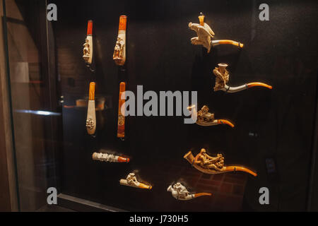 Ambra scolpita tubi di antiquariato con sculture, figurine collezione ambra espositivo nel castello di Malbork museum, Polonia, Europa Foto Stock