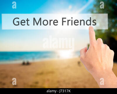 Ottieni di più Amici - Mano premendo un pulsante sul fondo sfocato concetto . Business, tecnologia internet concetto. Stock Photo Foto Stock