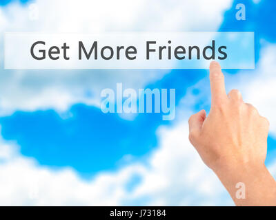 Ottieni di più Amici - Mano premendo un pulsante sul fondo sfocato concetto . Business, tecnologia internet concetto. Stock Photo Foto Stock