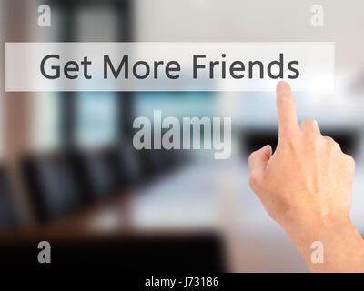 Ottieni di più Amici - Mano premendo un pulsante sul fondo sfocato concetto . Business, tecnologia internet concetto. Stock Photo Foto Stock