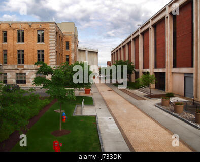 Syracuse, New York, Stati Uniti d'America. Maggio 21, 2017. La passerella passato la Syracuse University costruzione fisica e palestra Archibold portando al Carrier Dome su th Foto Stock