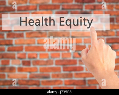 Equità di salute - Mano premendo un pulsante sul fondo sfocato concetto . Business, tecnologia internet concetto. Stock Photo Foto Stock