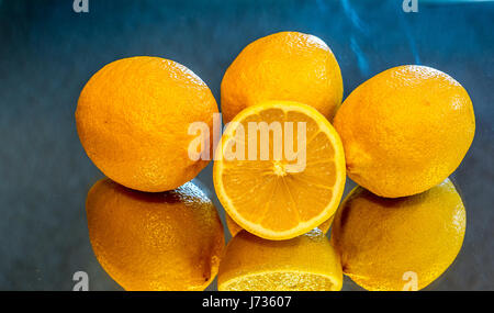 Simpatico gruppo di limoni su una superficie Foto Stock