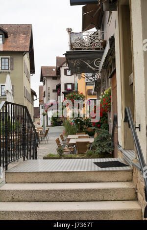 Ristoranti sul marciapiede in Baviera, Germania. Splendido borgo. Foto Stock