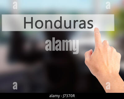 Honduras - Mano premendo un pulsante sul fondo sfocato concetto . Business, tecnologia internet concetto. Stock Photo Foto Stock