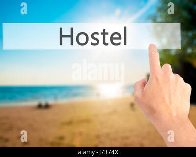 Hostel - Mano premendo un pulsante sul fondo sfocato concetto . Business, tecnologia internet concetto. Stock Photo Foto Stock