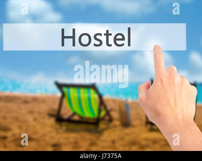 Hostel - Mano premendo un pulsante sul fondo sfocato concetto . Business, tecnologia internet concetto. Stock Photo Foto Stock