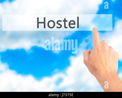 Hostel - Mano premendo un pulsante sul fondo sfocato concetto . Business, tecnologia internet concetto. Stock Photo Foto Stock