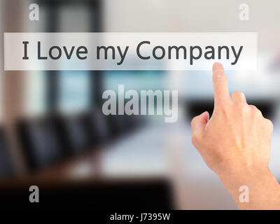 Io amo la mia azienda - Mano premendo un pulsante sul fondo sfocato concetto . Business, tecnologia internet concetto. Stock Photo Foto Stock
