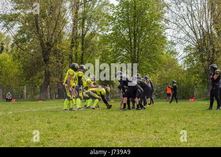 American Football giocatori pronto per iniziare Foto Stock