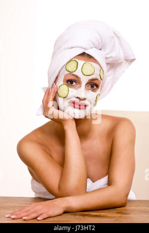 Donna con maschera facciale 240910-1 Foto Stock