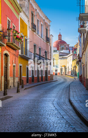 Street in Guanajuato, Messico ------ Guanajuato è una città e un comune in Messico centrale e la capitale dello stato dello stesso nome. Essa è parte Foto Stock