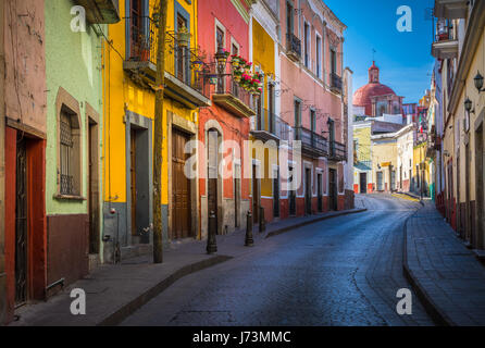 Street in Guanajuato, Messico ------ Guanajuato è una città e un comune in Messico centrale e la capitale dello stato dello stesso nome. Essa è parte Foto Stock