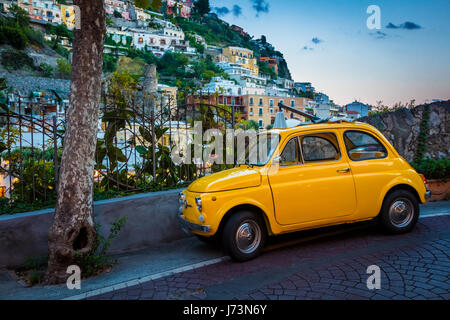 Giallo Fiat a Positano sulla Costiera Amalfitana Foto Stock