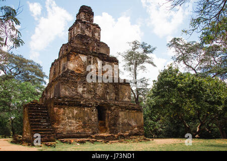 Il gradino misterioso tempio piramide conosciuta come Satmahal Prasada, trovata nel quadriportico a Polonnaruwa, Sri Lanka Foto Stock