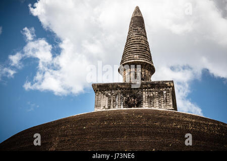 La parte superiore o di pinnacle Rankoth Vehera, uno stupa situato nell'antica città di Polonnaruwa, Sri Lanka. Foto Stock