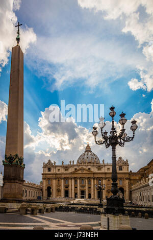 La Basilica Papale di San Pietro, ufficialmente noto in italiano come la Basilica Papale di San Pietro in Vaticano e comunemente noto come San Pietro Basi Foto Stock