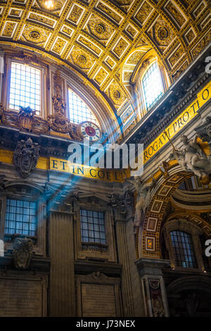 La Basilica Papale di San Pietro, ufficialmente noto in italiano come la Basilica Papale di San Pietro in Vaticano e comunemente noto come San Pietro Basi Foto Stock