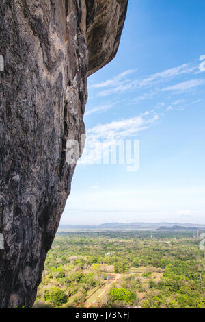 La vista come visto dalla ripida salita fino alla cima di Sigiriya, Sri Lanka. Foto Stock