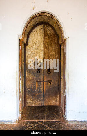 Vecchia porta di legno in Dambulla grotta buddista di Tempio complesso in Sri Lanka Foto Stock