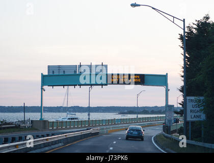 Traffico segno di avvertimento a Newport, Rhode Island, Foto Stock